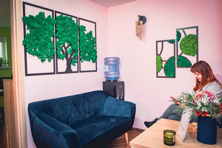 poczekalnia_salonu_masażu_lecalme